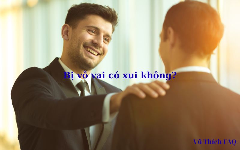 Bị người khác vỗ vai có xui không? 5 cách hóa giải hiệu quả