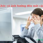 Khóc có ảnh hưởng đến mắt cận không? Có bị bọng mắt không?
