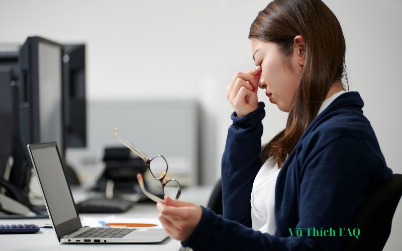 Khóc có ảnh hưởng đến mắt cận không? Có bị bọng mắt không?
