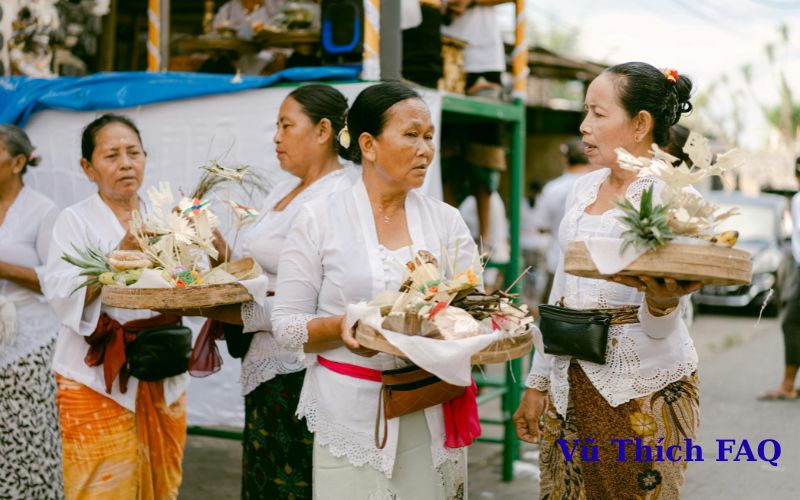 Có nên ăn đồ cúng chúng sinh không? lỡ ăn rồi phải làm gì?