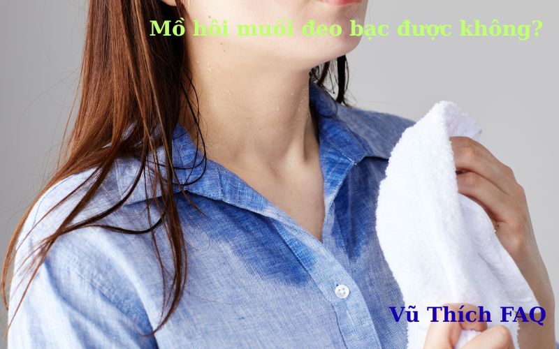 Mồ hôi muối đeo vàng bạc được không? Nên đeo gì tốt nhất?