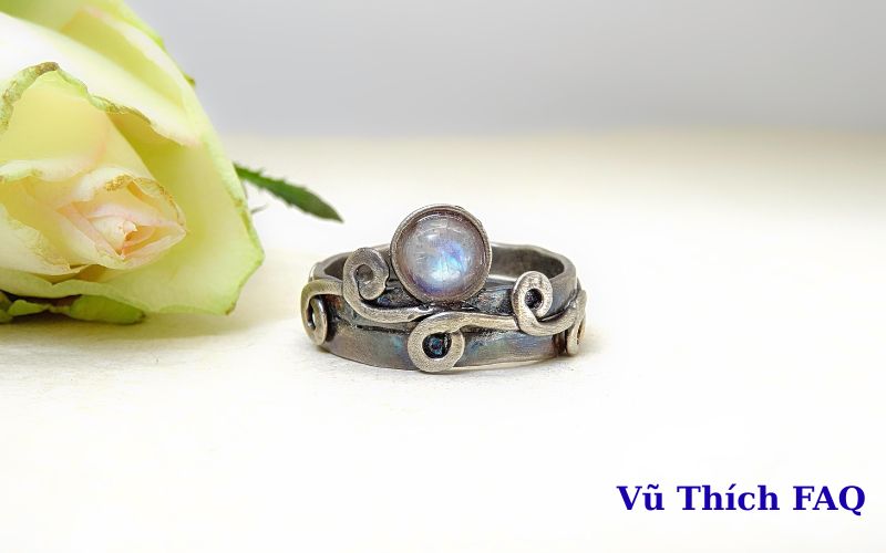 Đá moonstone hợp mệnh gì? có hợp mệnh thổ, mộc không?