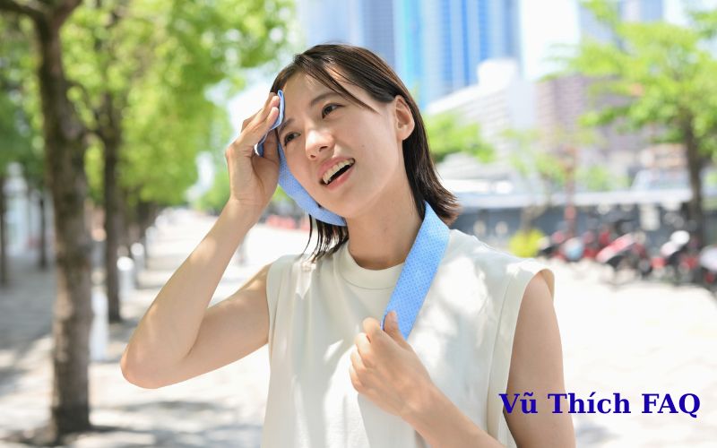 Mồ hôi muối đeo vàng bạc được không? Nên đeo gì tốt nhất?