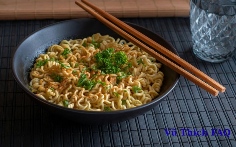 Thèm ăn mì tôm là thiếu chất gì? có phải dấu hiệu suy thận không?