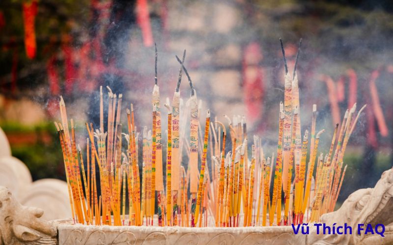 C&oacute; n&ecirc;n thắp hương v&agrave;o 12 giờ trưa kh&ocirc;ng? giờ n&agrave;o tốt nhất?