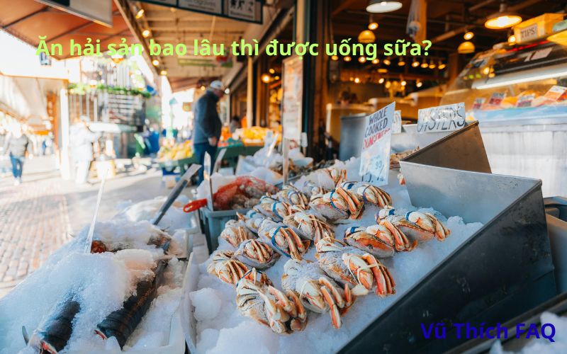 Sau khi ăn hải sản bao lâu thì được uống sữa? Có bị gì không?