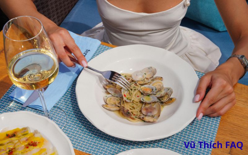 Sau khi ăn hải sản bao l&acirc;u th&igrave; được uống sữa? C&oacute; bị g&igrave; kh&ocirc;ng?