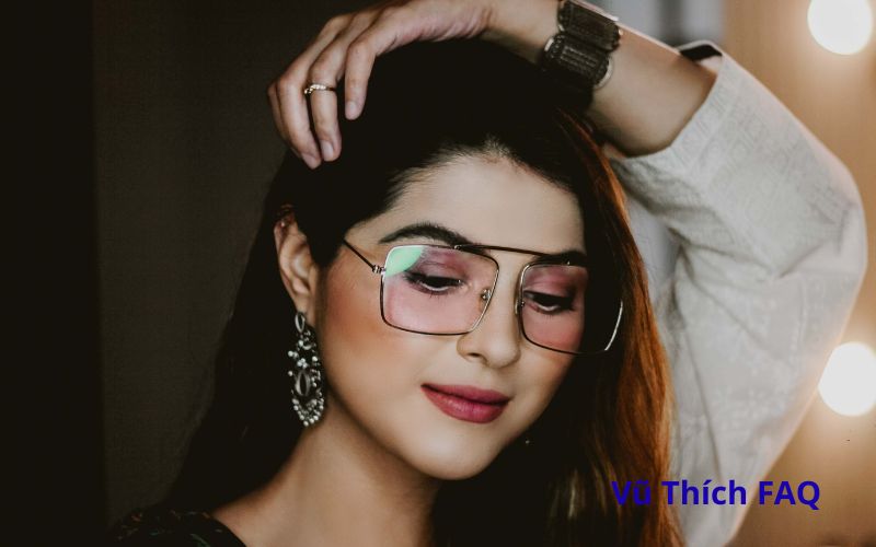 Đeo bông tai chung có bị HIV không? có nguy hiểm gì không?