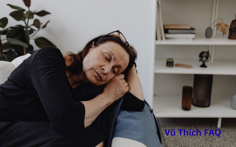 Nằm ngủ gần tủ lạnh c&oacute; ảnh hưởng g&igrave; kh&ocirc;ng? c&oacute; bị v&ocirc; sinh?