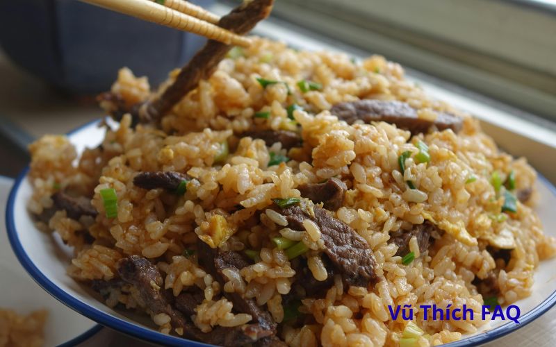 Cơm rang trứng c&oacute; để qua đ&ecirc;m được kh&ocirc;ng? c&oacute; nguy hiểm g&igrave;?