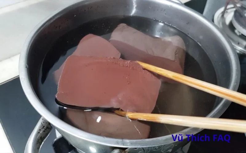 Huyết luộc để qua đ&ecirc;m c&oacute; ăn được kh&ocirc;ng? C&aacute;ch bảo quản trong tủ lạnh?Huyết luộc để qua đ&ecirc;m c&oacute; ăn được kh&ocirc;ng? C&aacute;ch bảo quản trong tủ lạnh?