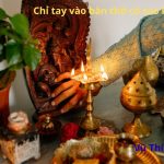 Chỉ tay vào bàn thờ có sao không? nên làm gì sau đó?