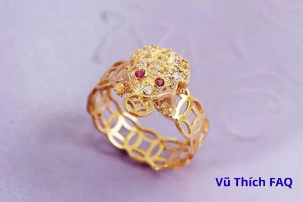 Đeo nhẫn cóc ngậm ngọc quay ra hay quay vào? Nên đeo ngón nào để hút tài lộc?