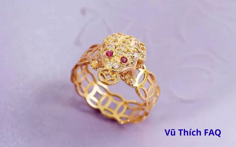 Đeo nhẫn cóc ngậm ngọc quay ra hay quay vào? Nên đeo ngón nào để hút tài lộc?