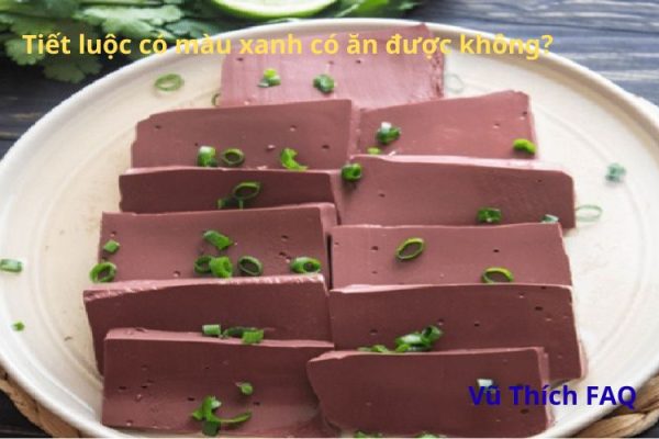 Tiết luộc có màu xanh có ăn được không? Có hại gì không?