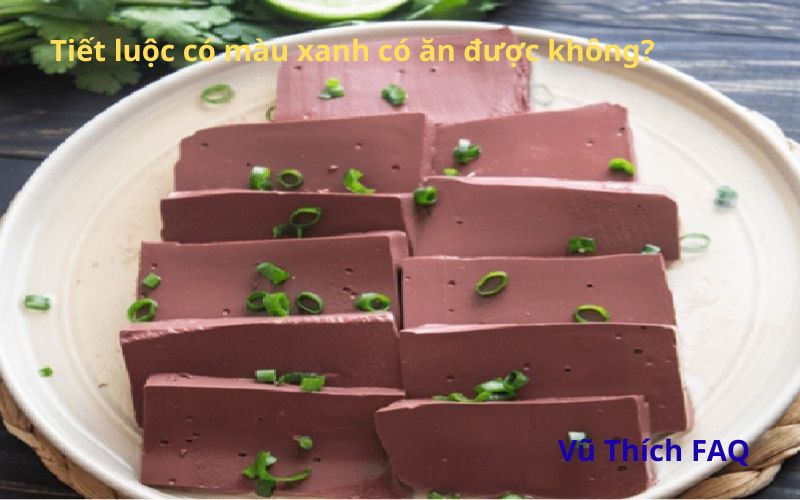 Tiết luộc có màu xanh có ăn được không? Có hại gì không?