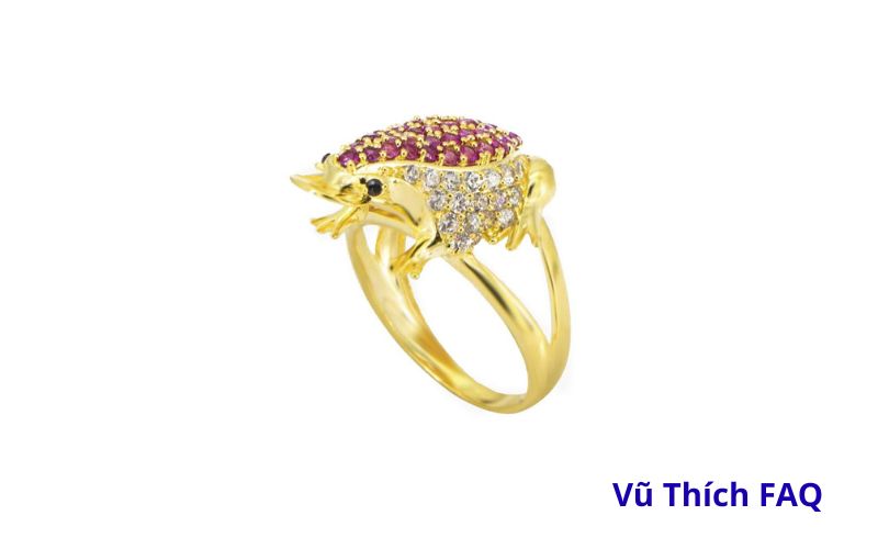 Đeo nhẫn c&oacute;c ngậm ngọc quay ra hay quay v&agrave;o? N&ecirc;n đeo ng&oacute;n n&agrave;o để h&uacute;t t&agrave;i lộc?