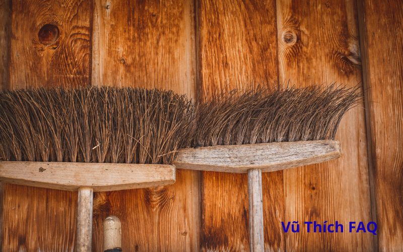 Dựng chổi ngược c&oacute; sao kh&ocirc;ng? C&oacute; ki&ecirc;ng kỵ g&igrave; kh&ocirc;ng?