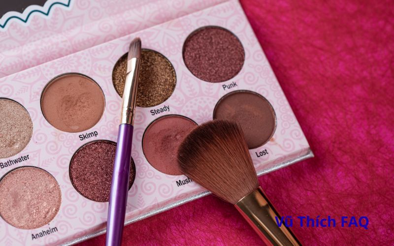 Phấn mắt bị mốc có dùng được không? cách xử lý thế nào?v