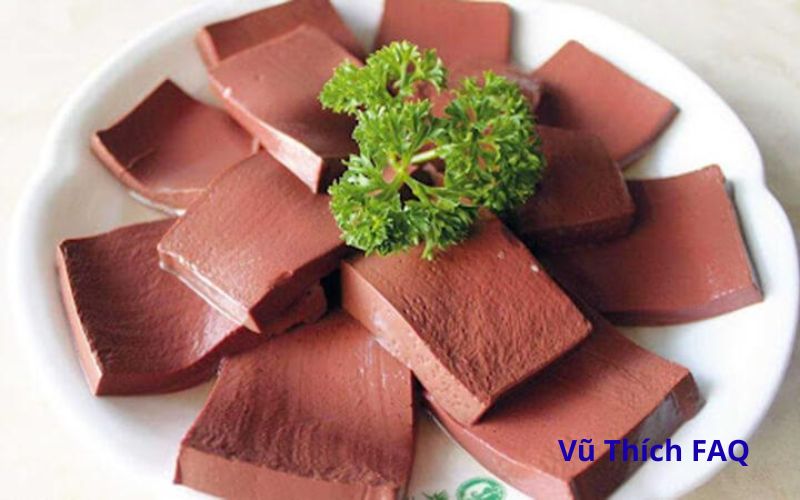 Tiết luộc c&oacute; m&agrave;u xanh c&oacute; ăn được kh&ocirc;ng? C&oacute; hại g&igrave; kh&ocirc;ng?