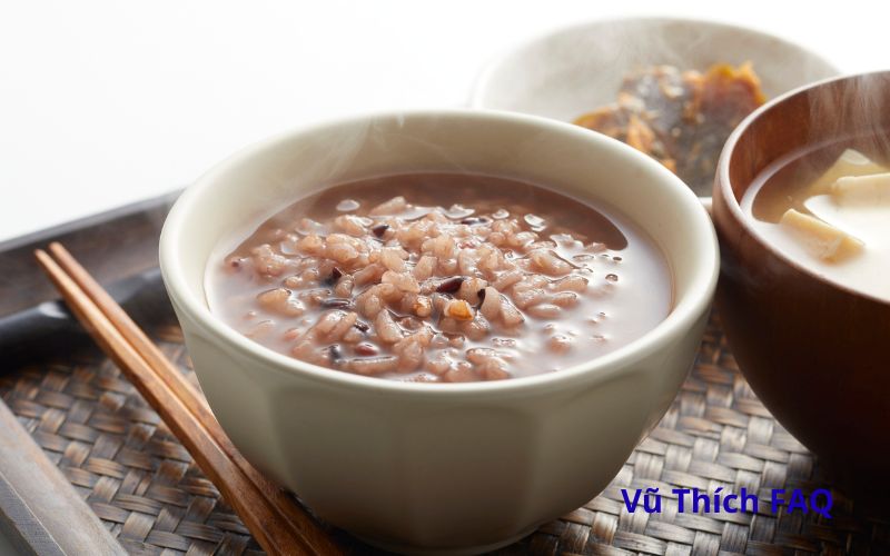 Nấu ch&aacute;o hạt k&ecirc; c&oacute; cần ng&acirc;m kh&ocirc;ng? ng&acirc;m nước ấm hay lạnh?
