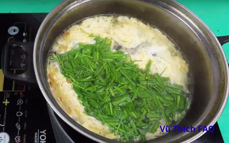 Canh hẹ nấu trứng gà có tác dụng gì? cách nấu sao cho ngon?
