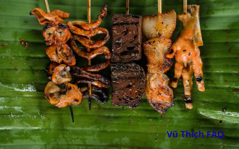 Dồi trường luộc bao lâu thì chín? Chấm với gì ngon nhất?