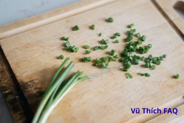 Rau hẹ có ưa nắng không? Trồng chỗ nào phù hợp nhất?