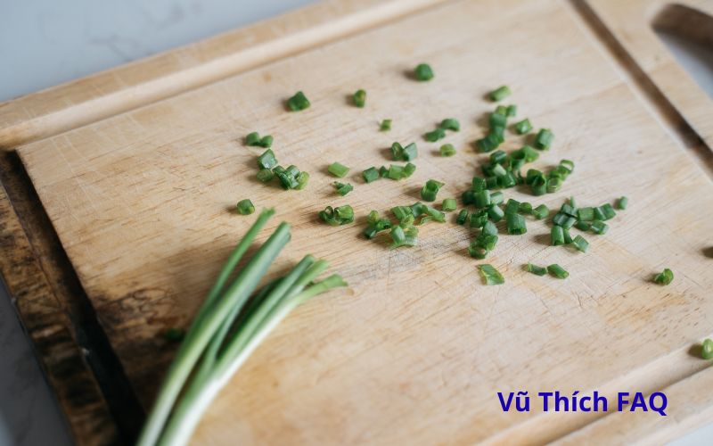 Rau hẹ có ưa nắng không? Trồng chỗ nào phù hợp nhất?